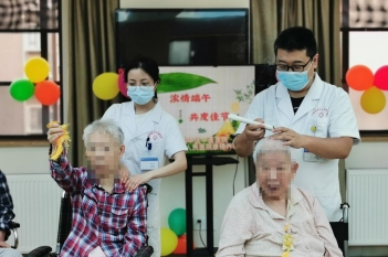 康复医学科医务志愿者为老人做按摩