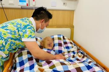 医养护理员为老人做基础护理