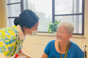 医养护理员和老人谈心