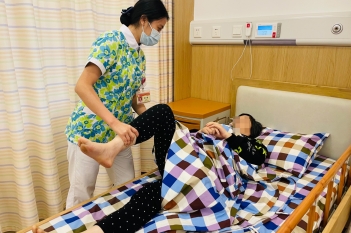 医养护理员为老人做康复训练