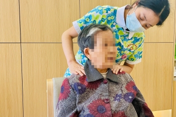医养护理员为老人捏肩、谈心