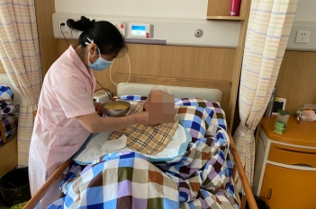 养老护理员为失能老人喂饭
