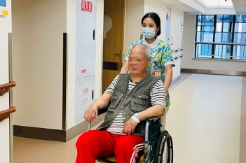 医养护理员与老人散步谈心